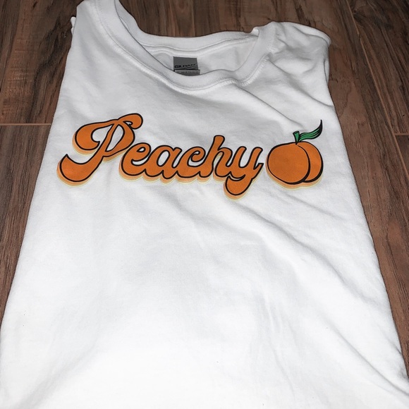 Gildan Tops - White graphic t-shirt with Peachy on front